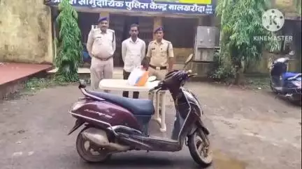 मालखरौदा पुलिस ने 15 लीटर महुआ शराब के साथ स्कूटी को किया ज़ब्त, परिवहन में प्रयुक्त