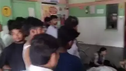 सीतापुर: सिंह ढाबा के पास सड़क पर मॉर्निंग वॉक के लिए निकले युवक को अज्ञात वाहन ने कुचला, इलाज के दौरान हुई मौत