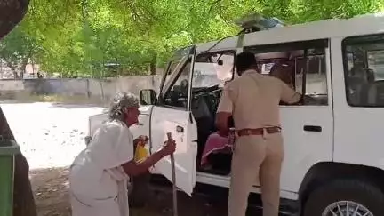 சாத்தான்குளம்: தாலுகா அலுவலகத்தில் புகார் அளிக்க வந்த 95 வயது மூதாட்டி ஜிப்பில் ஏற்றி பேருந்து நிலையத்தில் இறக்கி விட்ட காவல் ஆய்வாளருக்கு குவியும் பாராட்டு