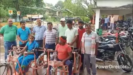 सारवां: सारवां में दिव्यांगों को ट्राई साइकिल वितरित, बीडीओ ने दिव्यांग मंटू को मुद्रा लोन दिलाने हेतु SBI बीएम से की बात