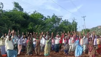 మంత్రాలయం: పెద్ద కడబూరు లో జాతీయ గ్రామీణ ఉపాధి హామీ పని ప్రాంగణంలో ఉపాధి హామీకులకు యోగా కార్యక్రమం