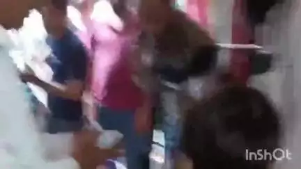 एटा: बाबूगंज में ग्राहक बुलाने को लेकर दो दुकानों के बीच जमकर हुई कहासुनी, वीडियो आया सामने, पुलिस तत्काल मौके पर पहुंची