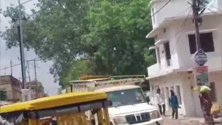 पन्ना: पन्ना-अजयगढ़ चौराहे पर भीषण जाम, नो-एंट्री में घुसे डंपर ने बढ़ाई मुसीबत, अपर कलेक्टर की गाड़ी भी फंसी