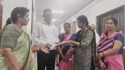देवास नगर: आंगनवाड़ी कार्यकर्ता सहायिका संघ ने कलेक्टर कार्यालय में ज्ञापन सौंपा