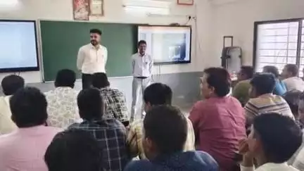 ગરબાડા: આગામી સમયમાં યોજાનારા ગ્રામ પંચાયત ચૂંટણી અનુલક્ષીને મોડેલ સ્કૂલ ગરબાડા ખાતે મતદાર સ્ટાફની દ્રિતીય  બેઠક યોજાઈ.