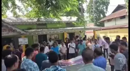 বৰপেটা: যুৱ সাংবাদিক ৰাজু কুমাৰ দাসৰ দেহাবসান, প্ৰেছ ক্লাবত জিলাখনৰ শতাধিক দল সংগঠনে জ্ঞাপন কৰে শেষ শ্ৰদ্ধা