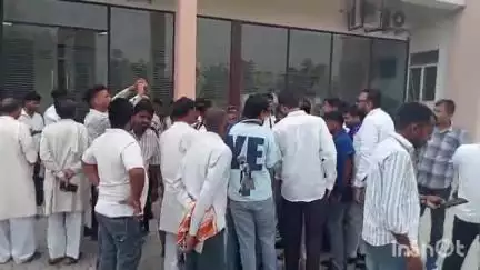 हापुड़: सोशल मीडिया पर अंबेडकर पर की गई टिप्पणी को लेकर भीम आर्मी के कार्यकर्ताओं ने कलेक्ट्रेट पहुंचकर सौंपा ज्ञापन