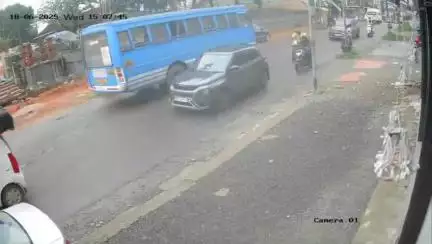 മുകുന്ദപുരം: ഇരിങ്ങാലക്കുട നഗരമധ്യത്തിൽ പട്ടാപകൽ ബൈക്കിലെത്തിയ രണ്ടംഗ സംഘം സ്ത്രീയുടെ മാല പൊട്ടിച്ചു