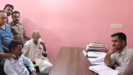 नौतन: बकाए मानदेय भुगतान के लिए कर अनुरक्षकों ने प्रखंड मुख्यालय पर दिया ज्ञापन
