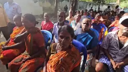 கண்டச்சிபுரம்: அரகண்டநல்லூர் பேரூராட்சியில் மாற்றுத்திறனாளிகள் மற்றும் ஏழை எளியவருக்கு இலவச வீட்டுமனைப் பட்டாவை முன்னாள் அமைச்சர் பொன்முடி வழங்கினார்