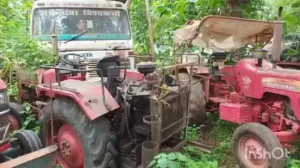रजौली: भानेखाप में अवैध अभ्रक खदान पर वन विभाग की टीम ने की छापेमारी, चार ट्रैक्टर और चार बोरी अभ्रक किया ज़ब्त