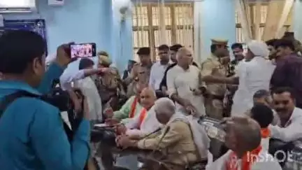 बागपत: विकाश भवन में किसान दिवस पर कुर्सी पर बैठने को लेकर आपस में भिड़े किसान नेता