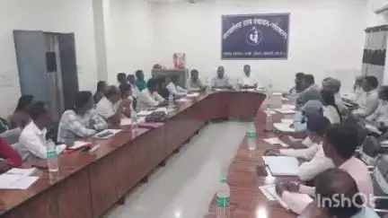 नगरी: नगरी जनपद के सीईओ ने सांकरा सेक्टर के 20 ग्राम पंचायत सचिवों की ली बैठक
