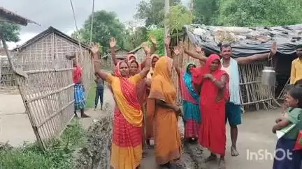 फलका: गोपालपट्टी घाट वार्ड 5 में कई वर्षों बाद भी पक्की सड़क नहीं बनने के कारण ग्रामीणों ने किया विरोध प्रदर्शन #jansamasya