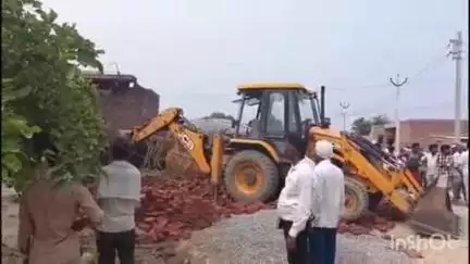 घिरोर: घिरोर के एसडीएम ने बड़ी कार्रवाई करते हुए दो गांवों में किए गए अवैध निर्माण को बुलडोजर से कराया ध्वस्त