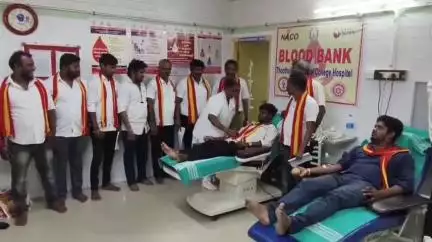 தூத்துக்குடி: தமிழக வெற்றிக்கழக தலைவர் விஜய் 51வது பிறந்த நாளை முன்னிட்டு அரசு மருத்துவமனையில் அக்கட்சியினர் 51 பேர் இரத்ததானம்