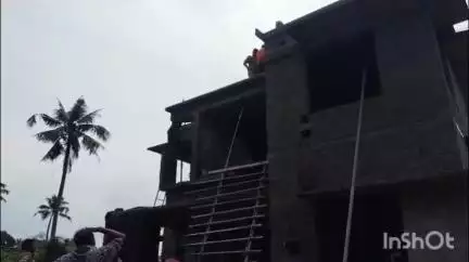 പറവൂർ: ഉളിയന്നൂരിൽ കെട്ടിടത്തിന് മുകളിൽ ജോലിക്കിടെ അബോധാവസ്ഥയിലായ തൊഴിലാളിയെ ഫയർഫോഴ്സ് വല ഉപയോഗിച്ച് താഴെയിറക്കി