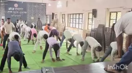 मड़ावरा: मडावरा के अटल सभागार में अंतरराष्ट्रीय योग सप्ताह के तहत विकास विभाग के अधिकारियों और कर्मचारियों ने किया योग