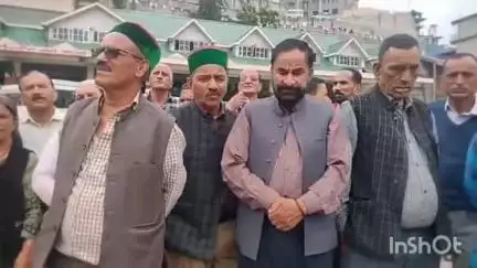 रोहड़ू: हिमाचल पथ परिवहन निगम के सेवानिवृत पेंशनरों ने आज रोहडू में सरकार के प्रति किया धरना प्रदर्शन