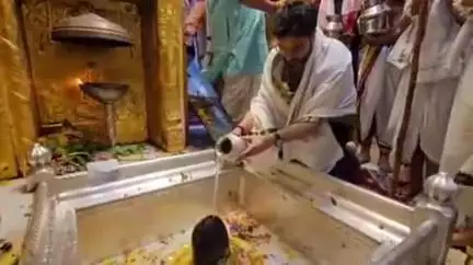 वाराणसी में 17 नदियों, 9 सप्तसागर और 16 तीर्थ के जल से श्री विश्वेश्वर का जलाभिषेक हुआ