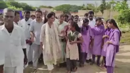 శింగనమల: సింగనమల మండల కేంద్రంలోని విద్యార్థులకు విద్యాసామాగ్రిని పంపిణీ చేసిన ఎమ్మెల్యే బండారు శ్రావణి. విద్యకు అధిక ప్రాధాన్యత