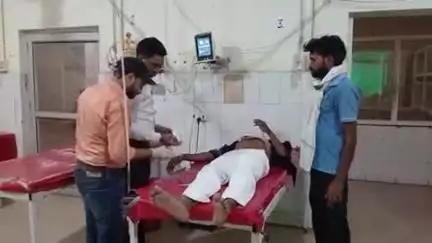 बदायूं: डम्बर नगर गांव के पास दो बाइकों की टक्कर में एक बाइक सवार गंभीर घायल, इलाज के लिए बदायूं जिला अस्पताल में भर्ती