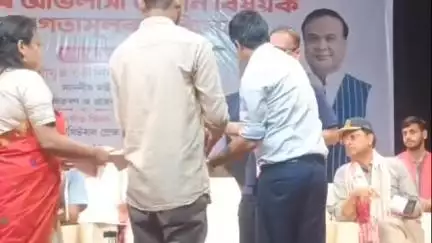 নগাঁও: জিলা পুথিভঁৰালত সুলভ মূল্যৰ দোকানী তথা গাঁও পঞ্চায়ত সমবায় সমিতিৰ সৈতে বিভাগৰ অভিলাসী আঁচনি বিষয়ক সজাগতামূলক সন্মিলন