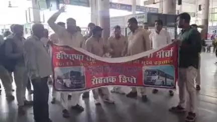 रोहतक: फतेहाबाद में परिचालक पर जानलेवा हमले के विरोध में रोहतक बस स्टैंड पर कर्मचारियों का प्रदर्शन