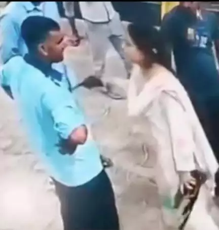 বাবাকে অপমান করায় উত্তরপ্রদেশে পেট্রল পাম্প কর্মীর দিকে বন্দুক উঁচিয়ে তেড়ে গেলেন মেয়ে, প্রকাশ্যে ভিডিয়ো