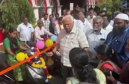 ಹಳಿಯಾಳ: ತಹಶೀಲ್ದಾರ್ ಕಾರ್ಯಾಲಯದ ಆವರಣದಲ್ಲಿ ಹತ್ತು ಜನ ವಿಶೇಷ ಚೇತನರಿಗೆ ಇಂಧನ ಚಾಲಿತ ತ್ರಿಚಕ್ರ ವಾಹನಗಳ ವಿತರಣೆ