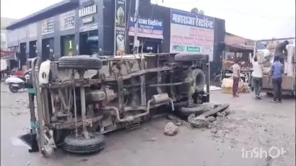 भीलवाड़ा: रोडवेज बस स्टैंड के समीप टूटे मैनहोल के ढक्कन के कारण ओवरलोड पिकअप पलटी, जनहानि नहीं