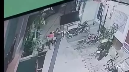 हाजीपुर: सहदुल्लपुर गांव के एक घर से दो मोबाइल चोरी, सीसीटीवी वीडियो वायरल
