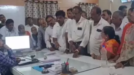भुसावळ: वरणगावात पाणीटंचाईने नागरिक त्रस्त, वाढीव वीज भाराच्या कामात दिरंगाई; महिलांचा मुख्याधिकाऱ्यांना घेराव