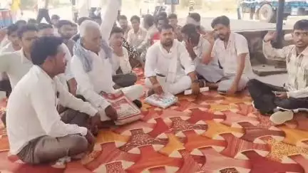 रावतसर: अखिल भारतीय किसान सभा ने पल्लू टोल प्लाजा पर डिवाइडर सहित विभिन्न मांगों को लेकर लगाया धरना