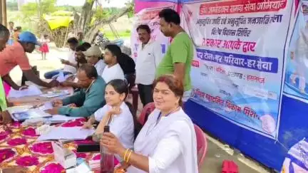 हसनगंज: पीपरा गांव में डॉ. अंबेडकर समग्र सेवा अभियान के तहत विशेष विकास शिविर का आयोजन
