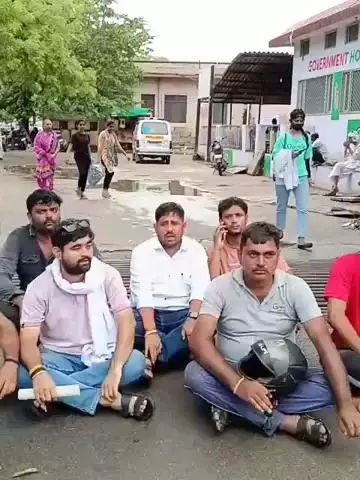 अलवर: कटी घाटी रोड स्थित स्विमिंग पूल में डूबने से बालक की हुई मौत, परिजनों ने लापरवाही के आरोप लगाते हुए धरना दिया