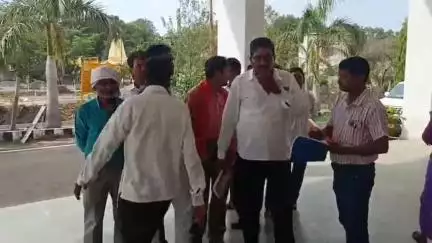बालाघाट: ट्रायसेम हेण्डपम्प मेकेनिक संघ ने कलेक्टर कार्यालय में ज्ञापन सौंपा, स्थायी कर्मी घोषित करने की गुहार लगाई