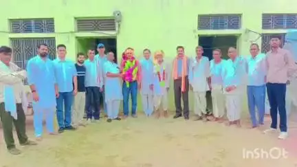 सरमथुरा: भवनपुरा गाँव में NEET क्वालीफाई करने वाले छात्र गजेंद्र का किया गया सम्मान