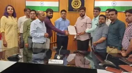 रामपुर: डीएम कार्यालय में उत्तर प्रदेश इंजीनियर संगठन के पदाधिकारियों ने डीएम के माध्यम से सीएम को ज्ञापन भेजा