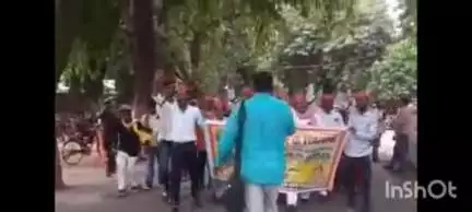 बलिया: शोषित समाज पार्टी (राष्ट्रवादी) के सदस्यों ने कलेक्ट्रेट में किया प्रदर्शन, मुख्यमंत्री के बयान से नाराज राजभर समाज
