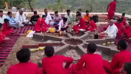 बेगुं: जोगणिया माता शक्तिपीठ परिसर में नवग्रह नक्षत्र वाटिका में बुधवार को वृक्ष रोपित करने का कार्य किया गया
