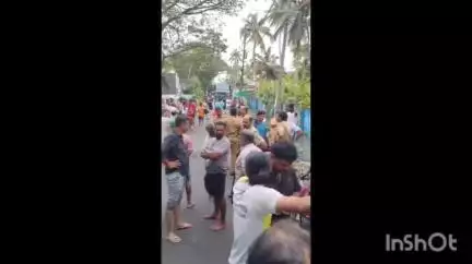 കൊച്ചി: കടൽക്ഷോഭം, കണ്ണമാലിയിൽ ഇന്നും ജനകീയ പ്രതിഷേധം, കളക്ടറുടെ ഉറപ്പിനെ തുടർന്ന് പ്രതിഷേധം അവസാനിപ്പിച്ചു