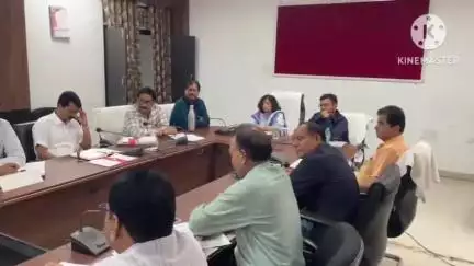 आगर: केंद्रीय पर्यवेक्षक दल ने आगर कलेक्ट्रेट में जल शक्ति अभियान 'कैच द रेन' के कार्यों की समीक्षा बैठक ली