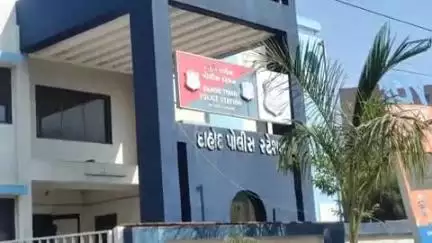 દાહોદ: દાહોદ શહેરના માળીના ટેકરા તરફ જતા બે યુવકોને બે ઈસમોએ ચપ્પુ ના ઘાં મારતા દાહોદ એ ડિવિઝન પોલીસ મઠકે ફરિયાદ નોંધાઈ