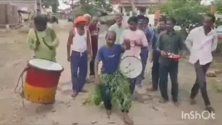 कळंब: केळापूर: पारडी सावळापूर येथे पावसाने दडी मारल्यामुळे गावात धोंडी काढून शेतकऱ्यांचे वरून राजाला साकडे