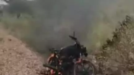 शेरगढ़: शेरगढ़ थाना क्षेत्र में चलती बाइक में लगी आग, होमगार्ड ने सूझबूझ से बचाई जान