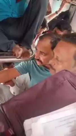 सीतापुर: सीतापुर से लखनऊ जा रही ट्रेन में सीट को लेकर विवाद में दो पक्षों के बीच जमकर मारपीट, वीडियो हुआ वायरल