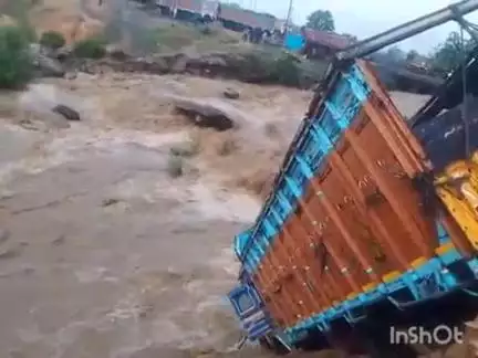 बालूमाथ: बारिश से बालूमाथ में जनजीवन अस्त-व्यस्त, गांवों का संपर्क टूटा, नदी में गिरा ट्रक, चालक बचा