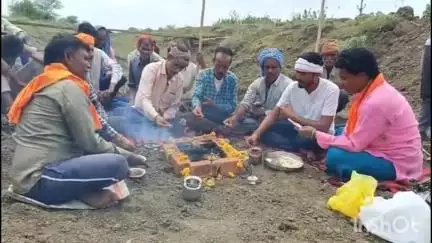 विदिशा: बुधवार दोपहर 2 बजे ग्राम बागरी में सरपंच और ग्रामीणों ने सरकार की सद्बुद्धि के लिए किया यज्ञ, सौंपा ज्ञापन