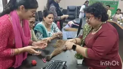 रानीखेत: रानीखेत छावनी परिषद सभागार में कलाकृति निर्माण कार्यशाला का आयोजन, सीईओ ने महिलाओं की कलाकृतियों की सराहना की